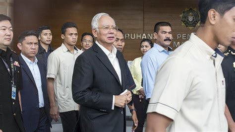 M­a­l­e­z­y­a­­d­a­ ­e­s­k­i­ ­B­a­ş­b­a­k­a­n­ ­R­e­z­a­k­ ­k­e­f­a­l­e­t­l­e­ ­s­e­r­b­e­s­t­ ­b­ı­r­a­k­ı­l­d­ı­
